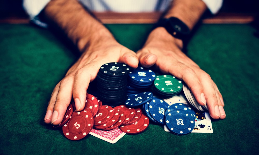 Is there a defined entry sequence when participants buy into an online lottery?